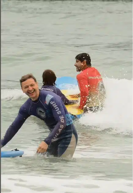 Lucas Lima no dia de surfe com seu filho com Sandy