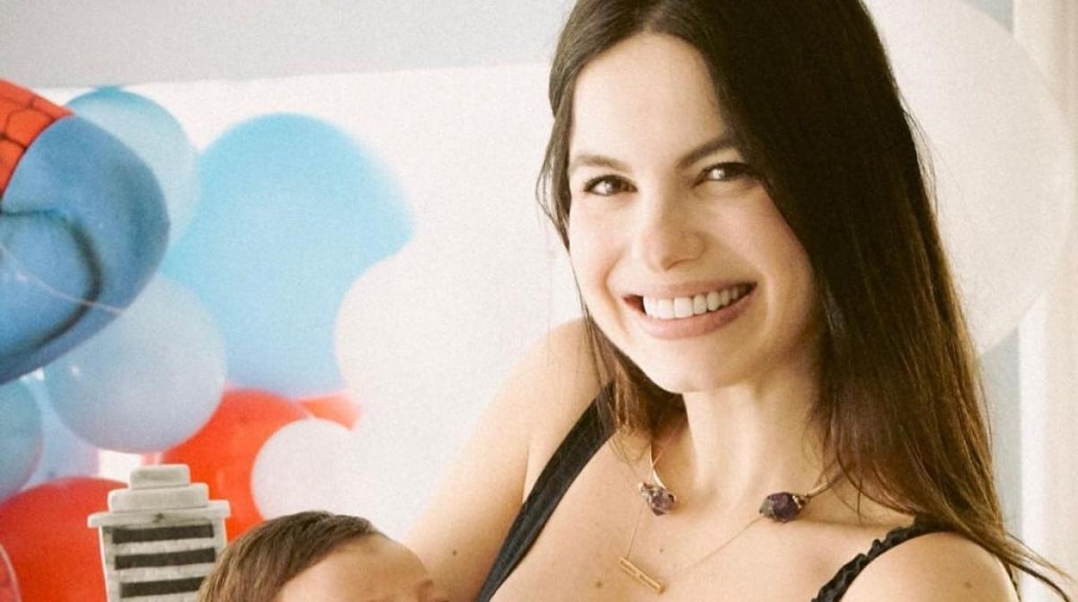 Sthefany Brito mostra festa de 2 meses do bebê e rebate críticas