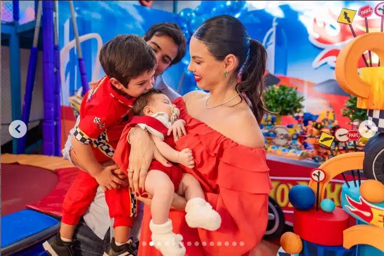 Sthefany Brito com os filhos e o marido na festa do seu primogênito