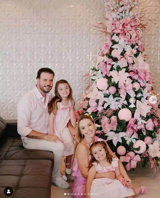 Ao lado da filhas e do marido, Thaeme mostra a linda decoração de Natal da sua casa e impressiona 