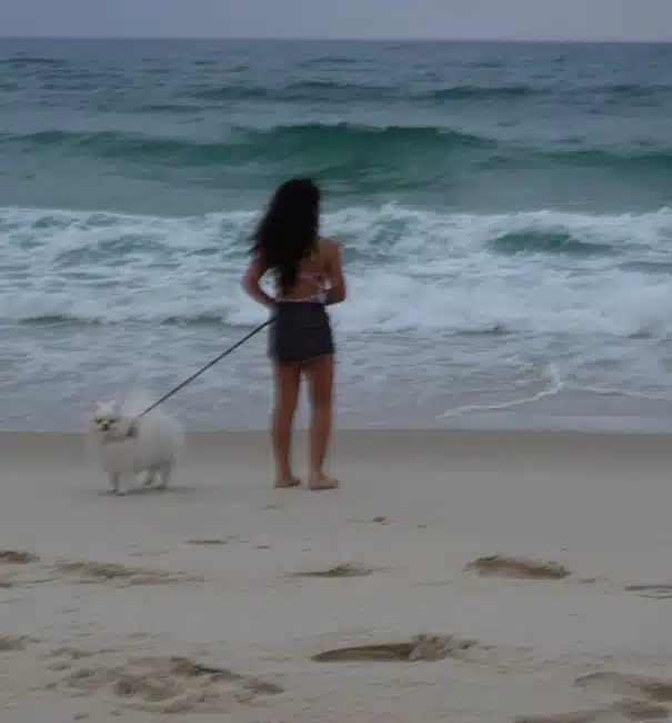 Filha caçula de Vanessa Giácomo na praia