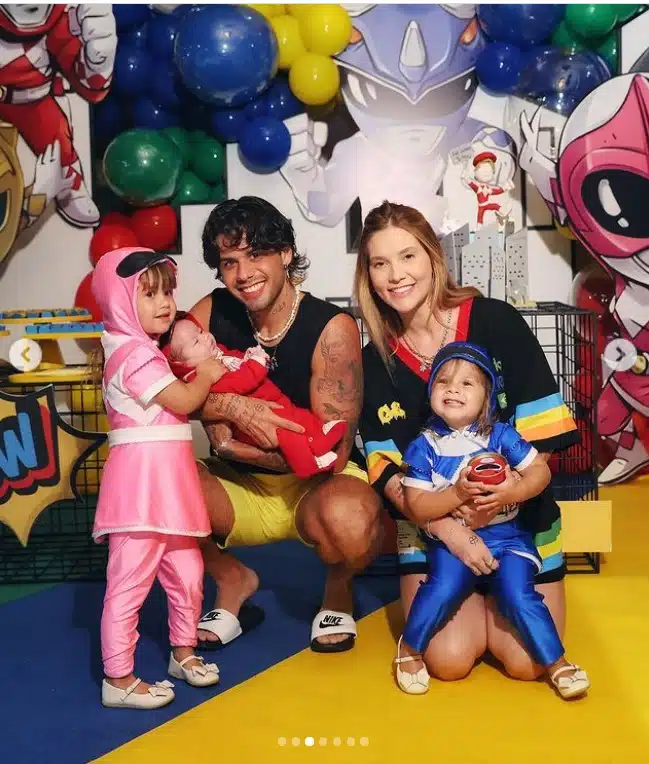 Zé Felipe e Virgínia Fonseca posam com os três filhos na festa de mêsversário de seu bebê e impressionam 