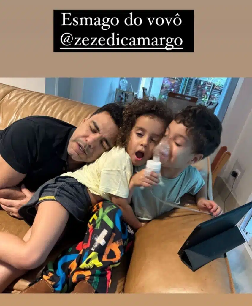 Zezé Di Camargo com os dois netos menores