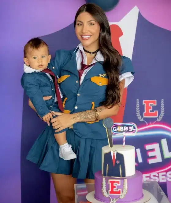 Jhenir Santancci  com o  seu bebê no colo em comemoração aos 10 meses dele e encanta