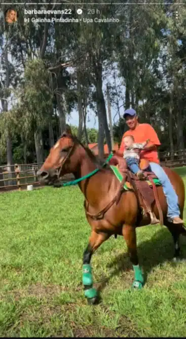 Bárbara Evans exibe um de seus filhos gêmeos andando a cavalo e impressiona