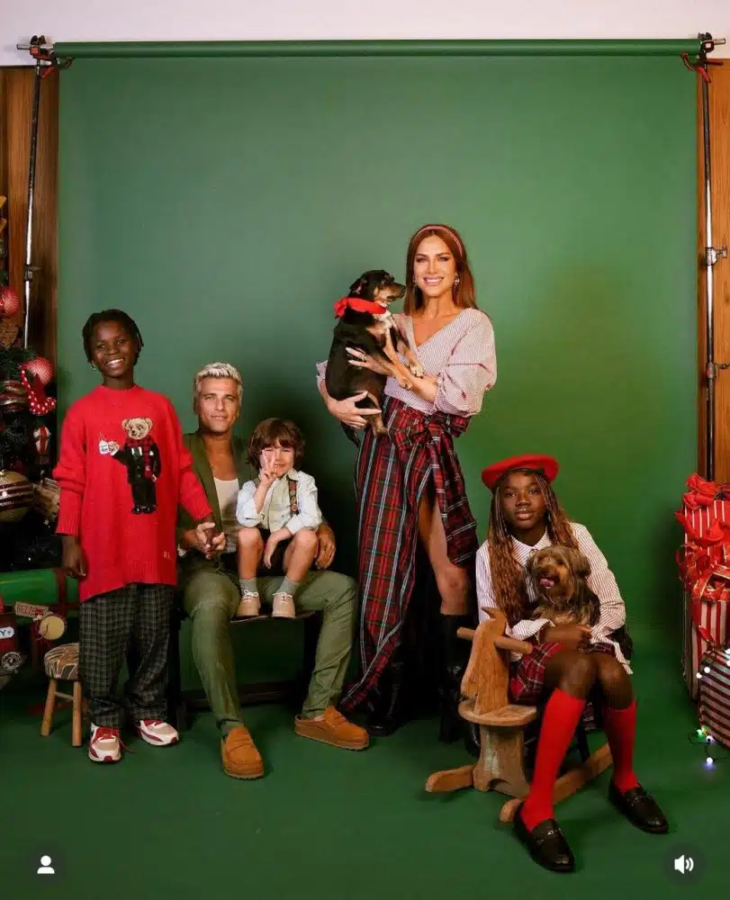 Bruno Gagliasso e Gio com os filhos e alguns dos pets em um ensaio de Natal