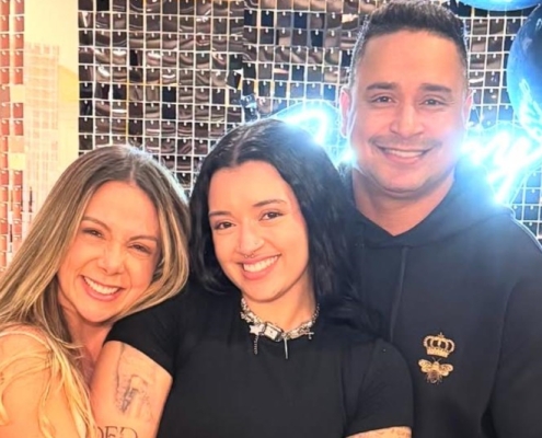 Carla Perez e Xanddy comemoram aniversário da primogênita e posam com a namorada da filha