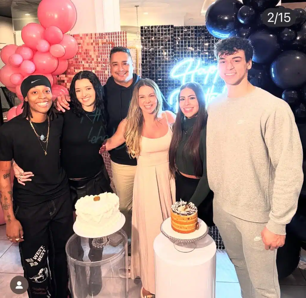 Carla Perez e Xanddy posam com os filhos e as noras no aniversário dos herdeiros 