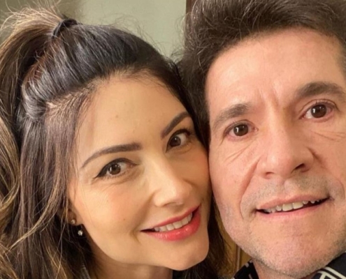 Aline, esposa de Daniel, posa com a filha na piscina da mansão