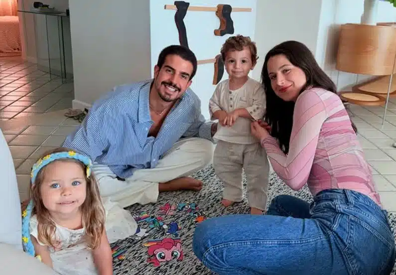 Enzo Celulari e Sophia Raia posam com os irmãos bebês