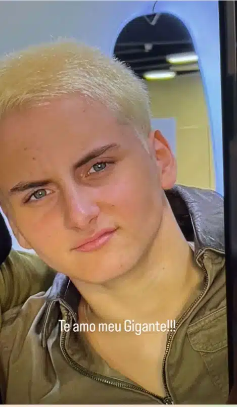 Filho mais velho de Claudia Leitte surge com novo visual e chama a atenção
