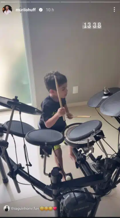 Léo, filho de Murilo Huff e Marília Mendonça surge dando um show de talento ao tocar bateria e encanta 