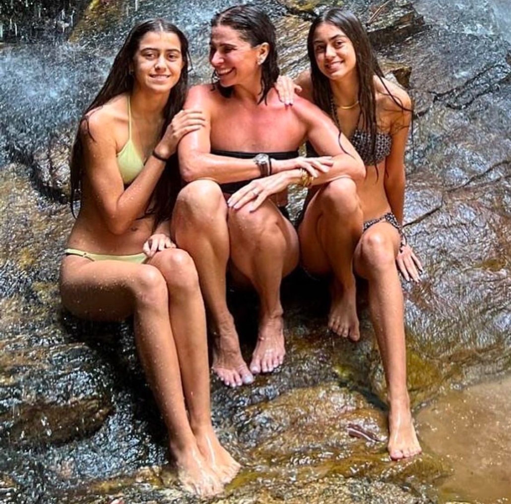 Giovanna Antonelli posa com suas filhas gêmeas em cachoeira 