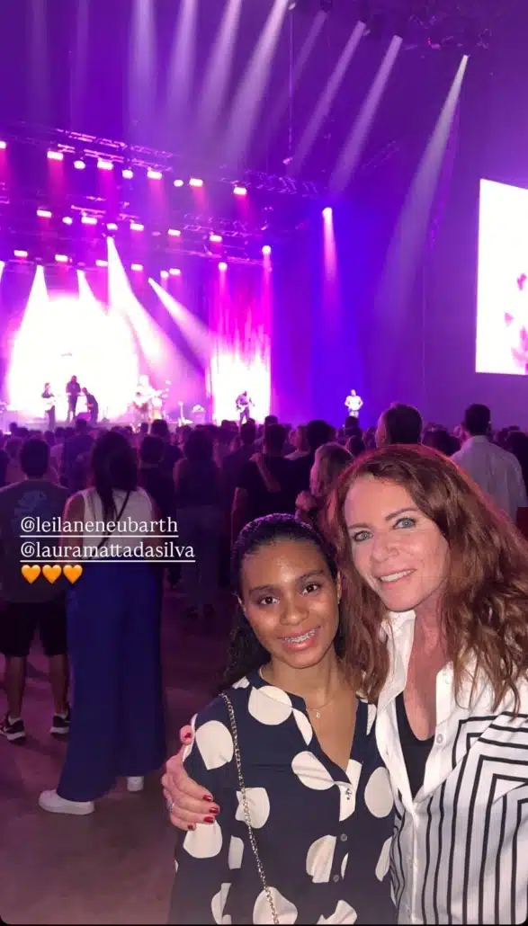 Filha mais nova de Glória Maria, Laura, posa com Leilane Neubarth