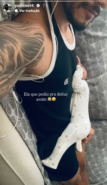 Yuri Lima com a bebê Iza nos seus braços