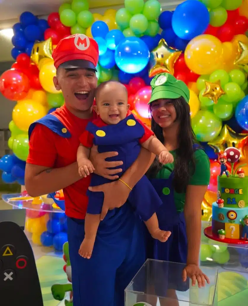 João Gomes e Ary celebram os 11 meses do filho