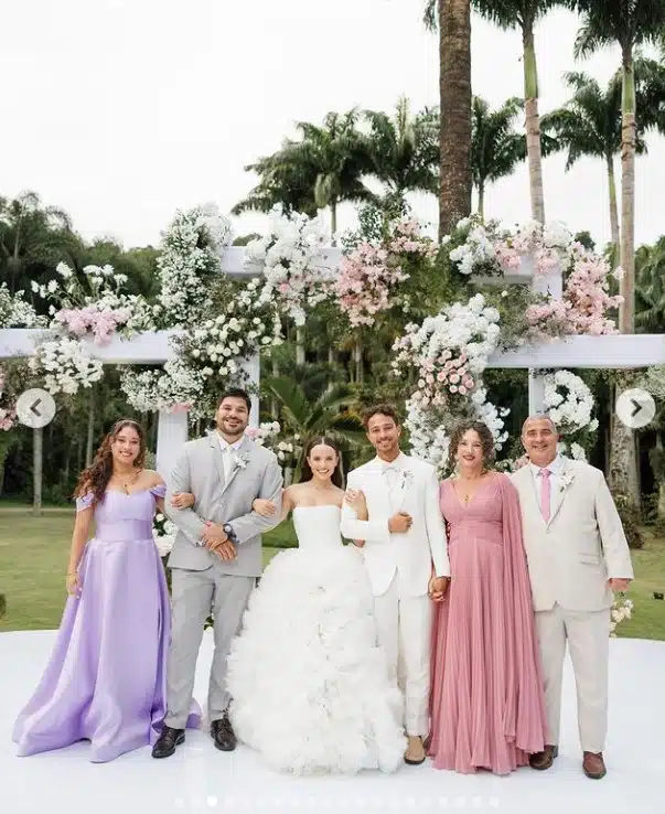 Larissa Manoela junto do marido e sogros em seu casamento