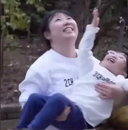 O menino Geum com sua mãe após ela mudar