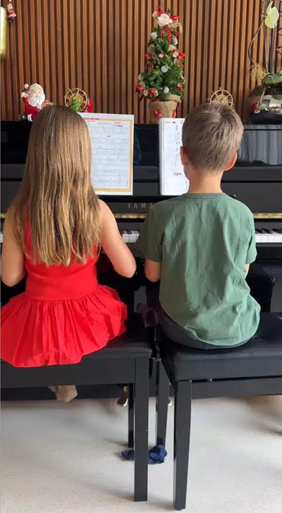 Melinda e Teodoro, filhos de Michel Teló, tocando músicas de Natal