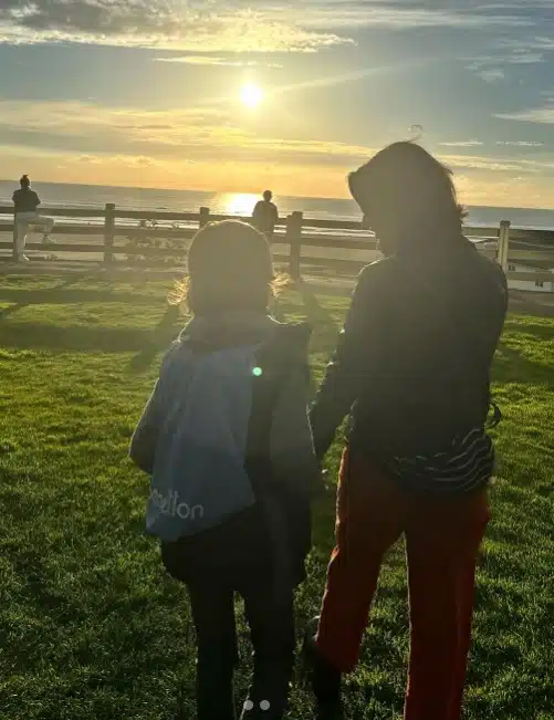 Sandy com o filho que está quase do seu tamanho