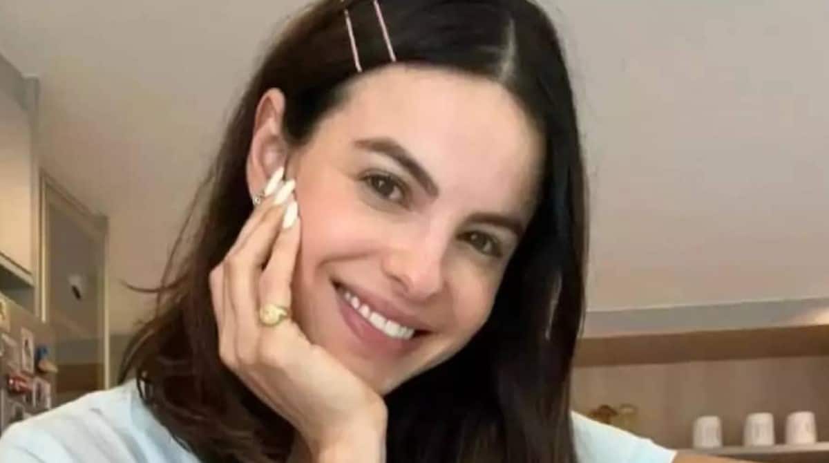 A atriz Sthefany Brito corta o cabelo do filho e mostra o resultado