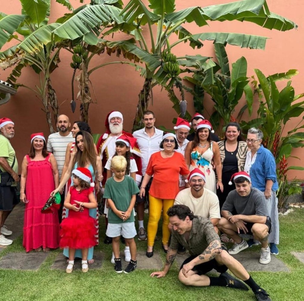 A atriz Tatá Werneck e a família reunida para o encontro tradicional de Natal