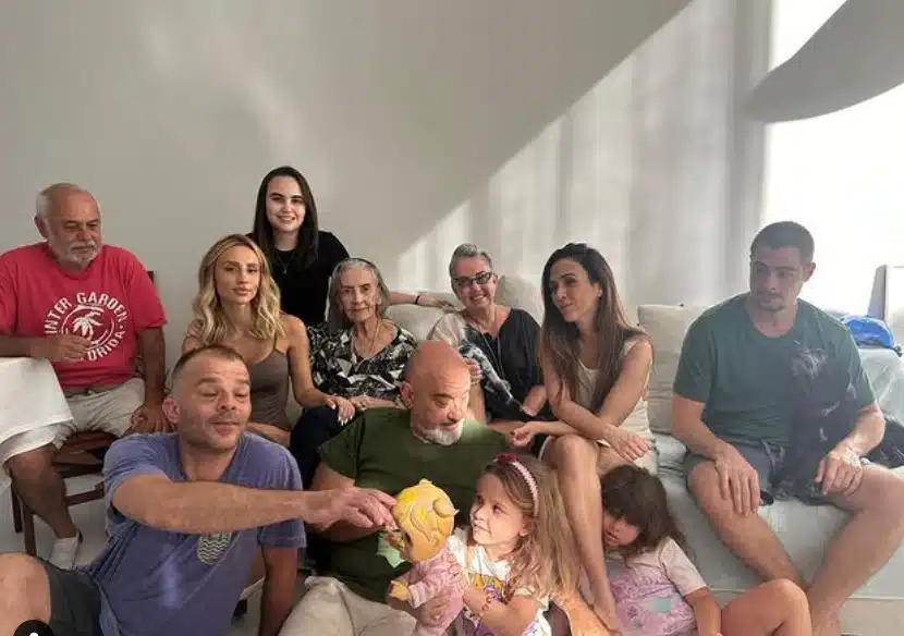 Tatá Werneck e sua filha posam com a família