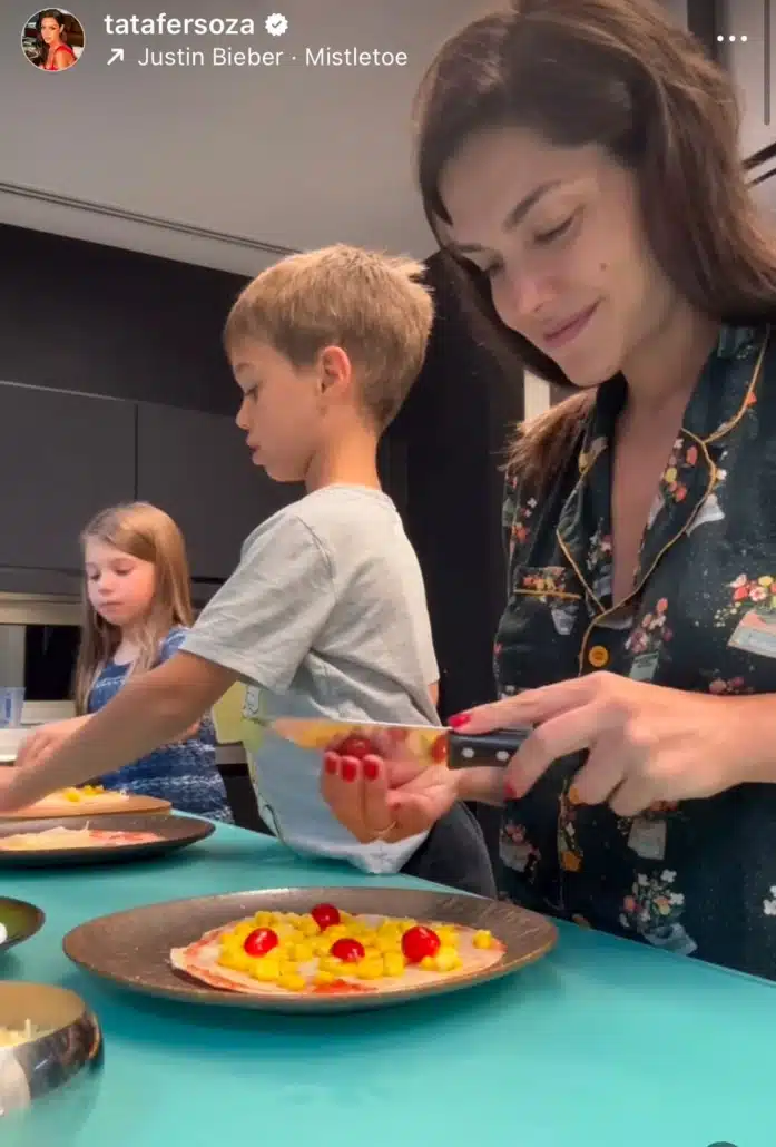 Thaís Fersoza cozinha com os filhos na mansão