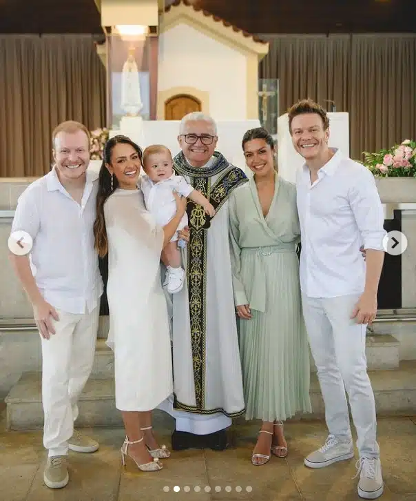 Thaís Fersoza e Michel Teló no batizado do filho de Gabi Luthai e Téo Teló