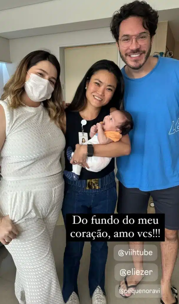 Viih Tube e Eliezer com seu bebê e a pediatra do pequeno