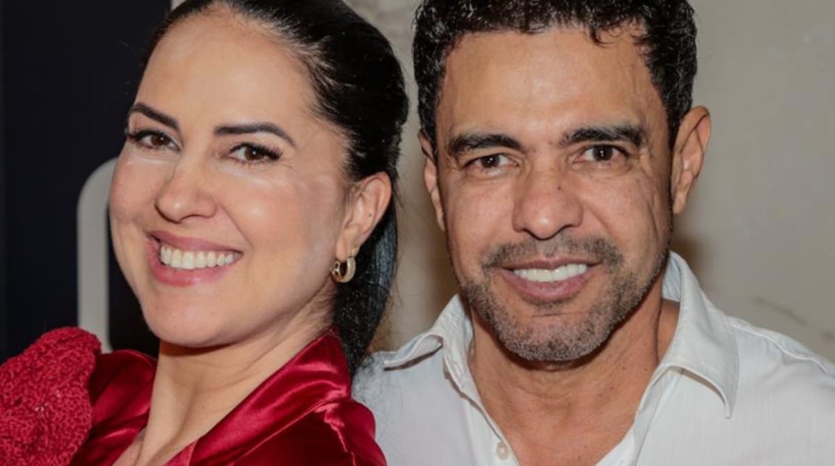 Zezé di Camargo e Graciele Lacerda posam na saída da maternidade