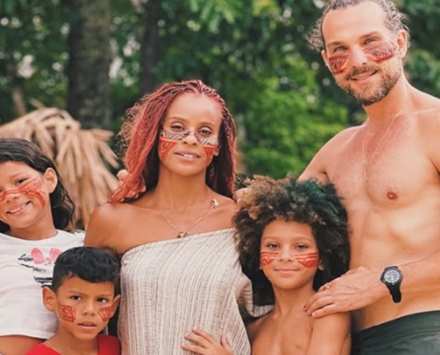 Igor Rickli e Aline Wirley surgem com os três filhos em viagem de férias a Bahia e impressionam