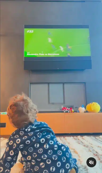 Filho de Alexandre Pato vendo o jogo do seu pai