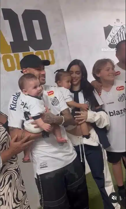 Filha de Amanda Kimberlly com os irmãos e a madrasta