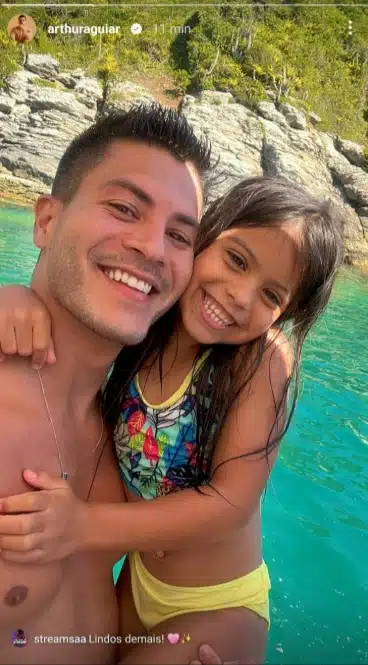 Arthur Aguiar posa com sua filha em viagem ao Ceará