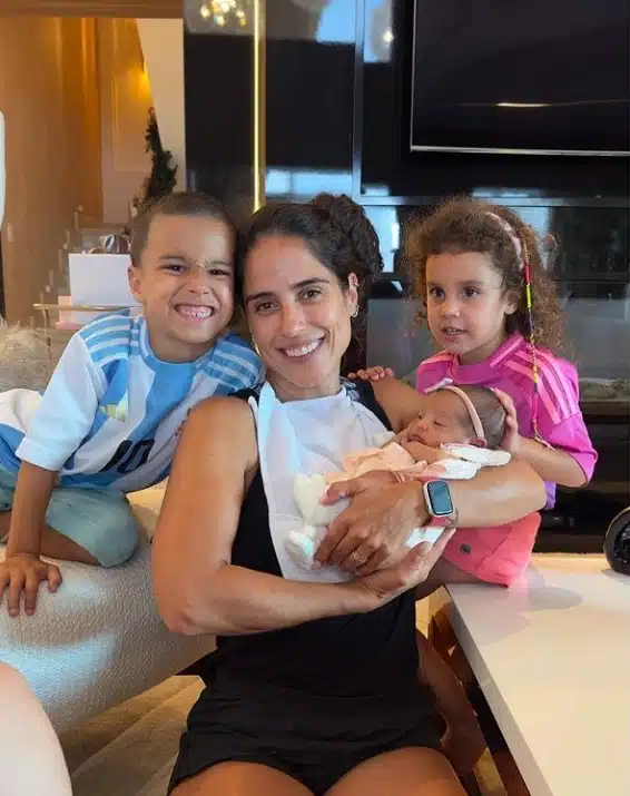 Camilla Camargo com seus filhos ao lado da bebê de Zezé