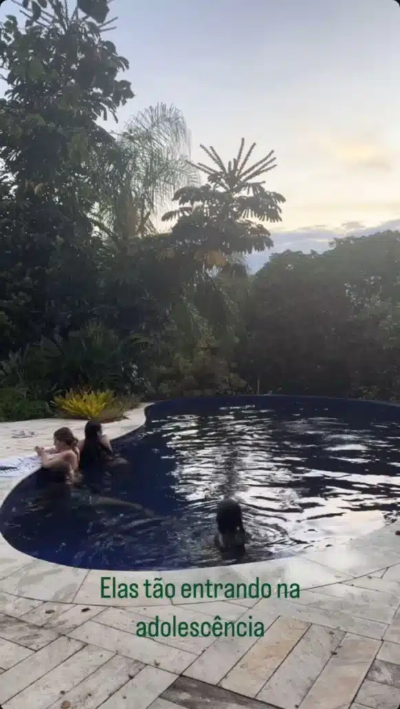 Cauã Reymond mostrando a filha na piscina de casa