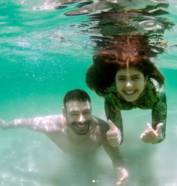 Cauã Reymond na praia com a filha