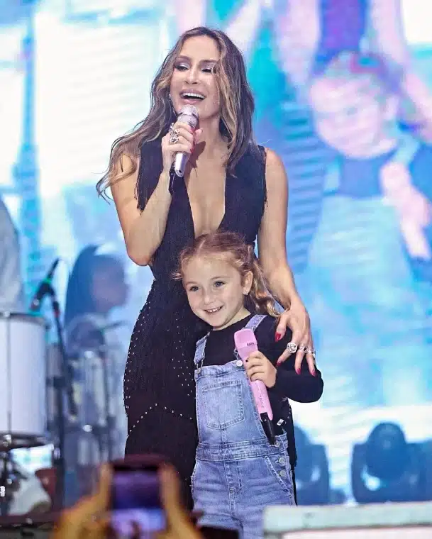 Claudia Leitte junto de sua filha no palco