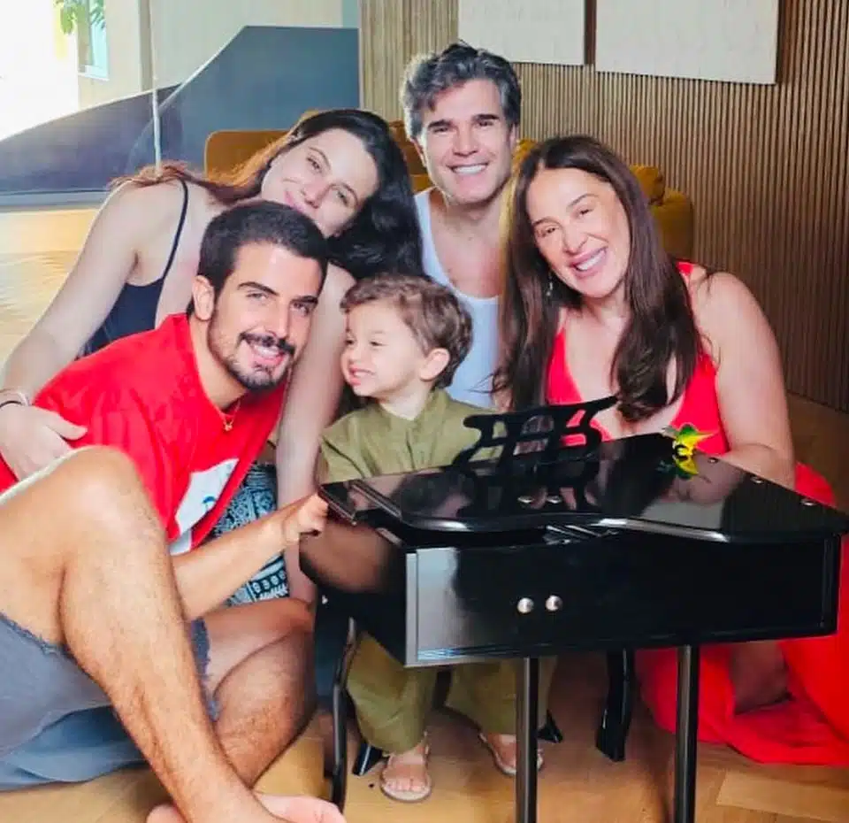Claudia Raia posa com os filhos e mostra o piano de presente para o seu caçula