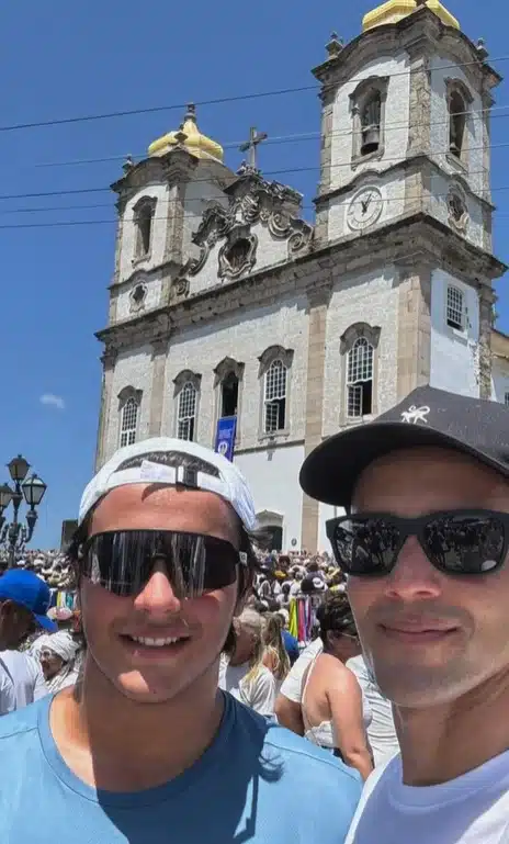 Daniel Cady e o filho posam em Salvador