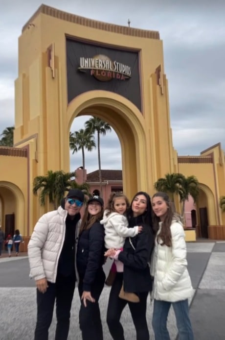 Daniel e sua família posam em parque nos EUA