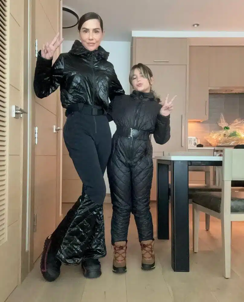 Maria Flor, filha de Deborah Secco, em uma viagem com a mãe