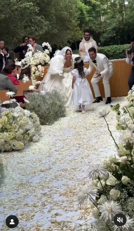 Filha de Duda Nagle com Sabrina Sato entrando no casamento de sua mãe e de Nicolas Prattes