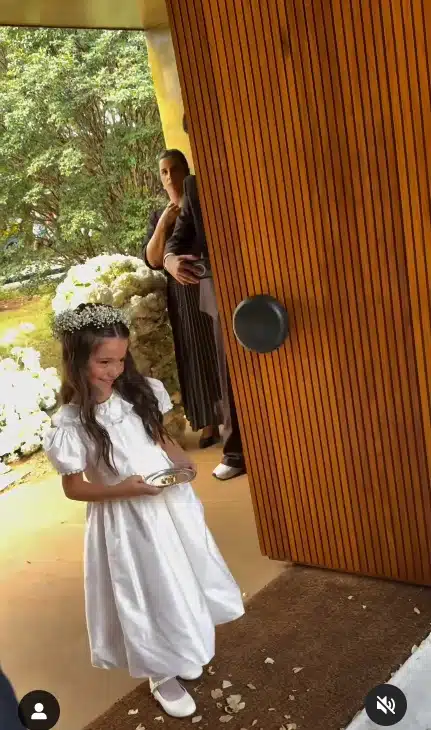 Filha de Duda Nagle e Sabrina Sato entrando no casamento de sua mãe