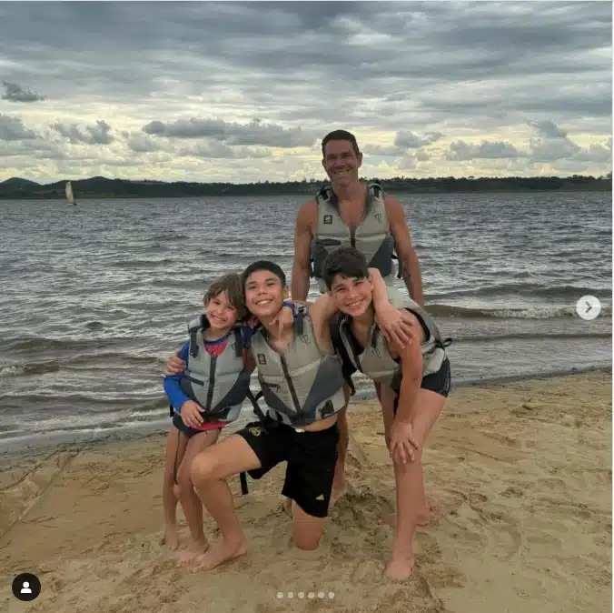 Marcus Buaiz posa com seus filhos com Wanessa Camargo e seu enteado em passeio de barco