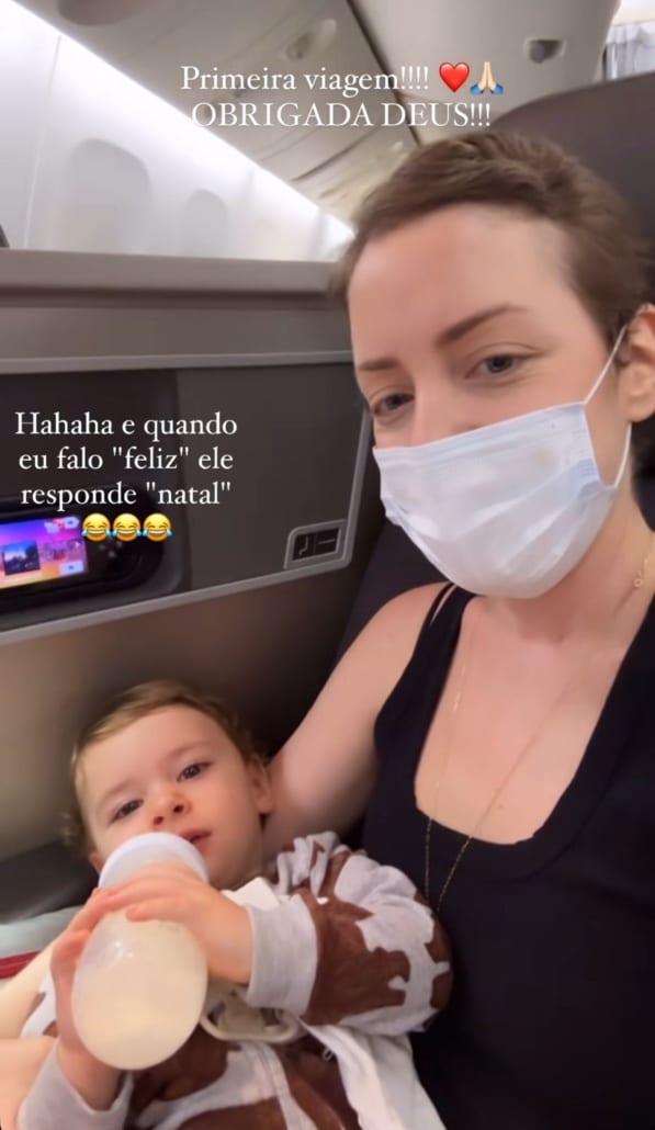 Fabiana Justus posa com seu bebê na classe executiva na primeira viagem de avião 