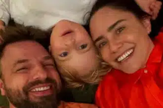 Fernanda Vasconcellos e Cássio Reis posam com o filho em piquenique no hotel em impressionam