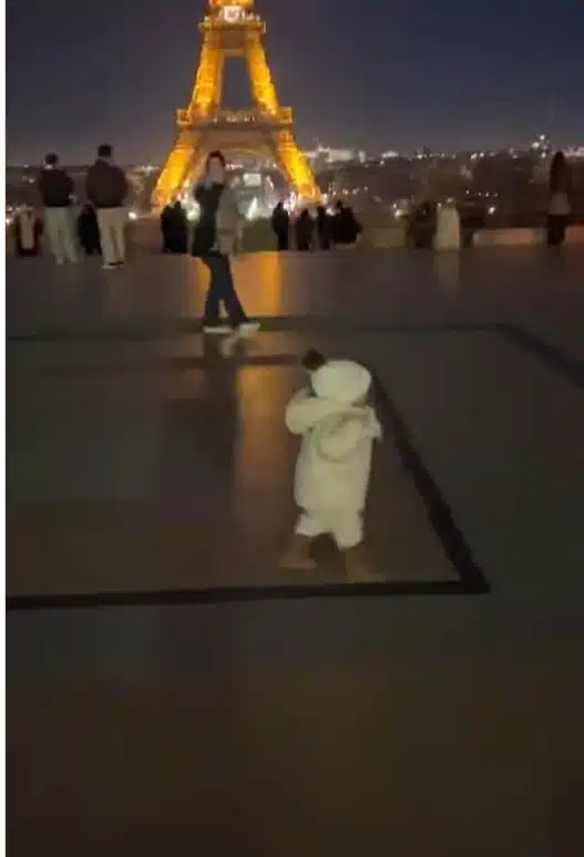 Luca, filho caçula de Claudia Raia surge passeando pela Torre Torre Eiffel, em Paris e impressiona 