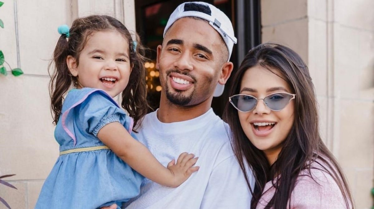 Gabriel Jesus e Raiane Lima mostram chá revelação diferente